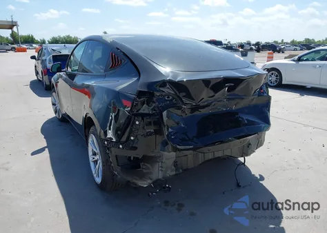 2023 Tesla Model Y z USA, uszkodzony, nr VIN 7SAYGAEE2PF632408